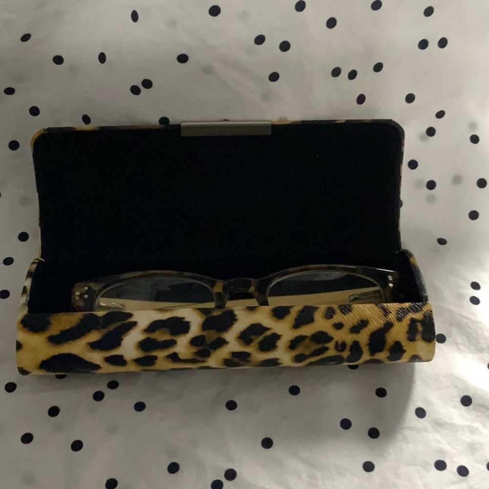 Vintage leopard ๐ print reading glasses with case. (+1.50) - Picture 10 of 10
